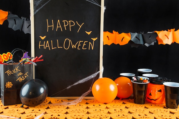 Foto gratuita decoraciones de halloween en la mesa