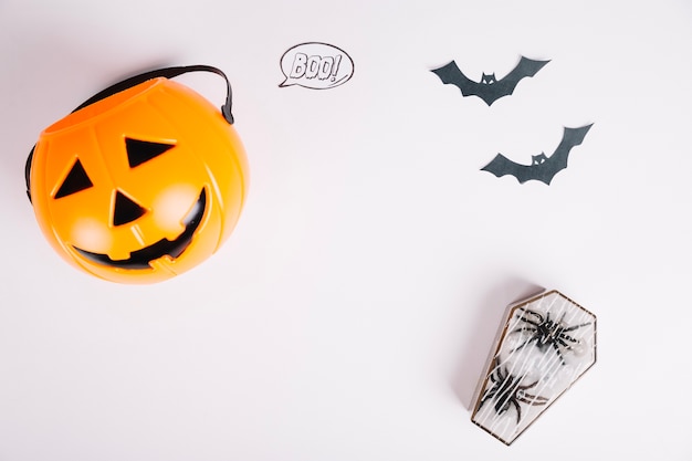 Decoraciones de Halloween en superficie blanca