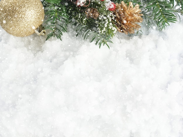 Foto gratuita decoraciones de navidad en un fondo cubierto de nieve