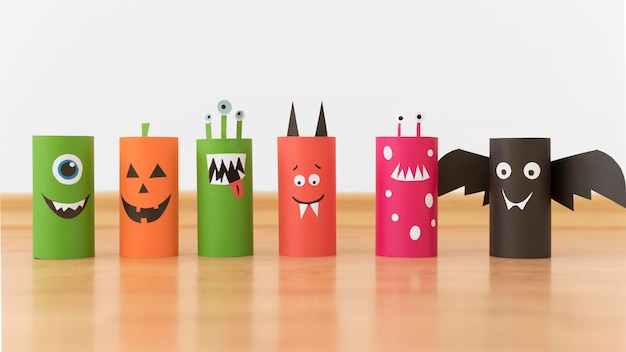 Foto gratuita decoraciones de papel de colores para halloween