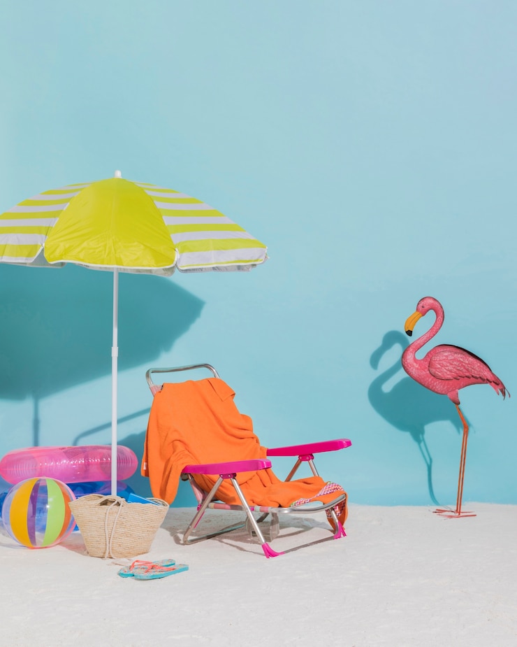 Foto gratuito decoraciones de playa sobre un fondo azul