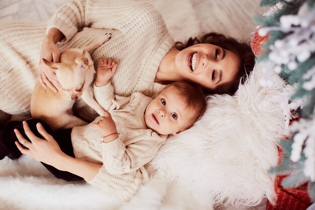 Decoraciones de vacaciones de invierno. Colores cálidos. Retrato familiar. Adorable madre e hija