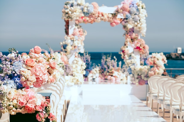 Decorado con flores, salida de ceremonia de boda y arco