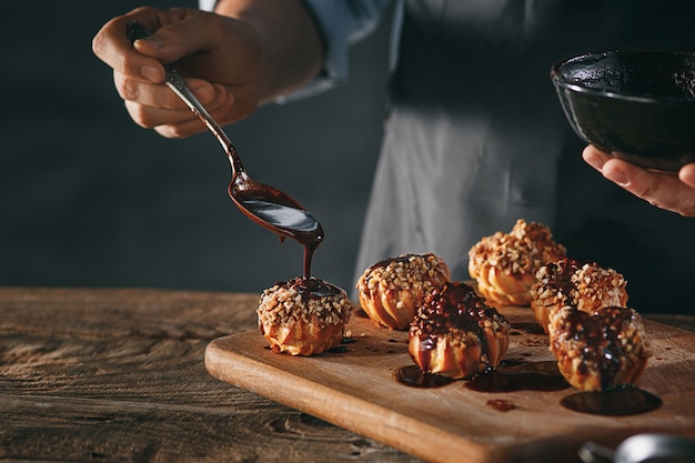 Decorando deliciosos canutillos caseros con chocolate y maní