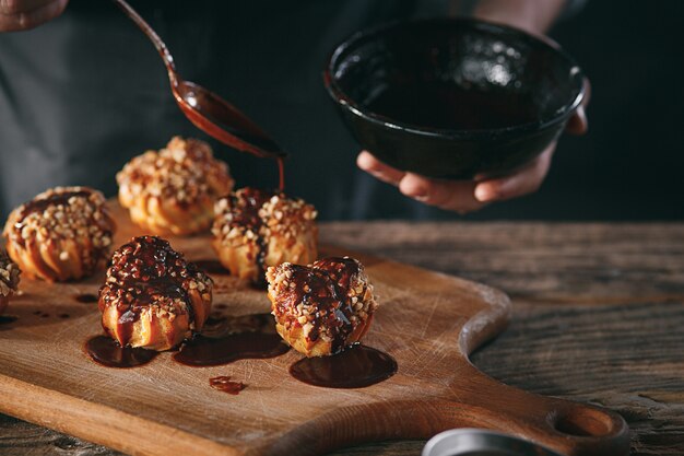 Decorando deliciosos canutillos caseros con chocolate y maní