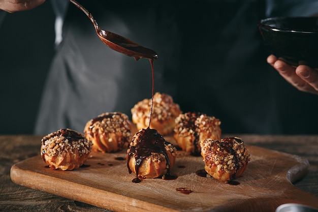 Decorando deliciosos canutillos caseros con chocolate y maní