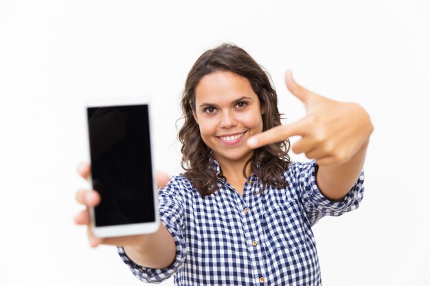 Dedo acusador cliente positivo feliz en la pantalla del teléfono en blanco