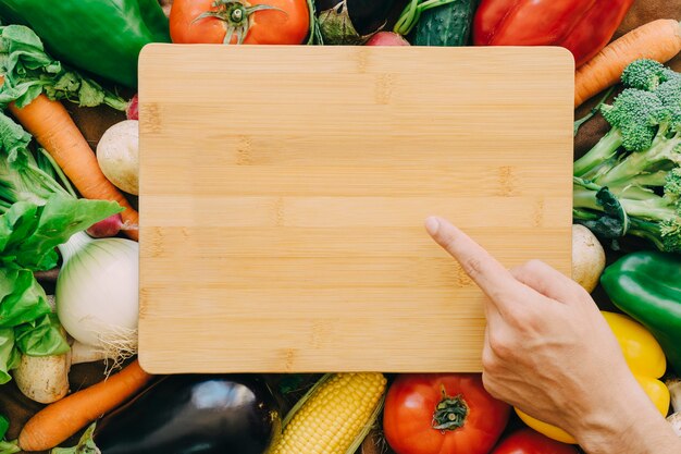 Dedo apuntando hacia tabla de madera