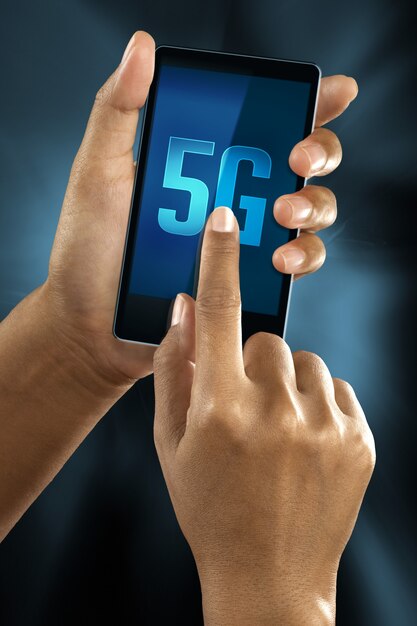 Un dedo de mujer se conecta a la red 5G en un teléfono inteligente.