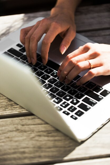 Dedo de la mujer en el teclado