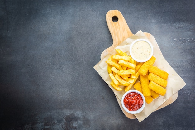 Dedo de pescado y papas fritas o papas fritas con salsa de tomate