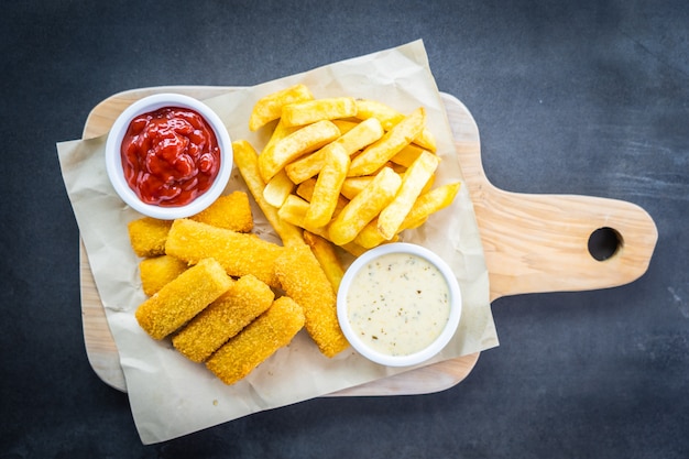 Dedo de pescado y papas fritas o papas fritas con salsa de tomate