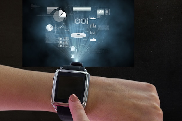 Dedo tocando la pantalla del smartwatch