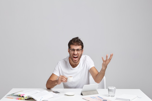 Foto gratuita déjame solo. disparo en la cabeza del empresario sin afeitar enojado furioso exasperado haciendo gesto irritado