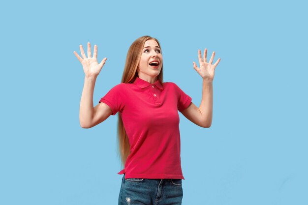 Deleite. Hermoso retrato frontal de medio cuerpo femenino aislado en estudio azul