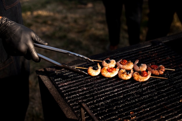 Foto gratuita delicada parrilla de camarones para comida de campamento