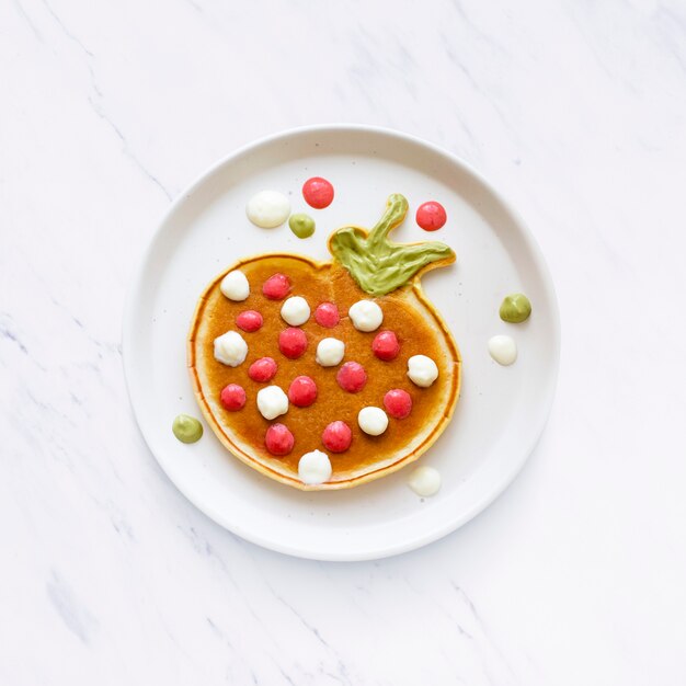 Delicia para el desayuno de panqueques para niños, con forma de fresa divertida