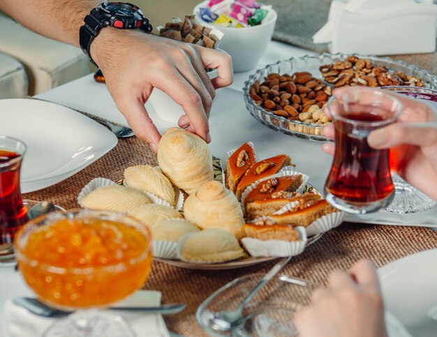 delicias y té en la mesa