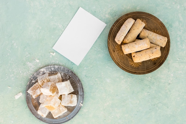 Delicias turcas con galletas y papel pequeño.