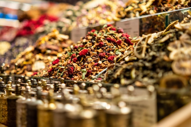 Delicias turcas locales y té en el mercado del Gran Bazar