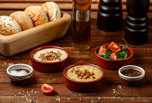 Delicias turcas con nueces sobre la mesa