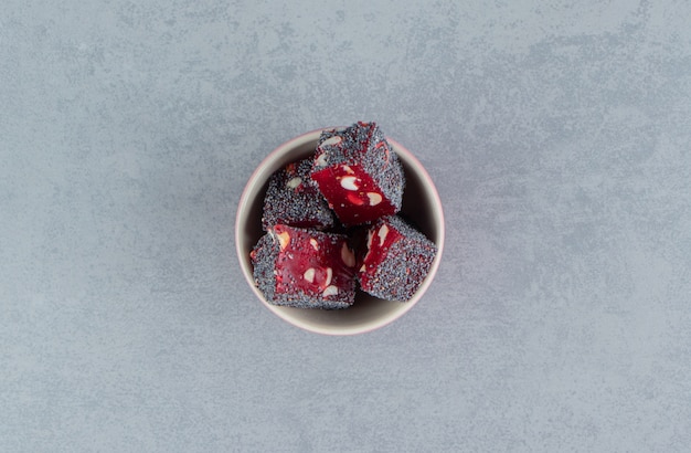 Foto gratuita delicias turcas rojas en el cuenco, sobre el fondo de mármol. foto de alta calidad