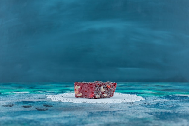 Delicias turcas rojas en una montaña rusa, sobre la mesa de mármol.