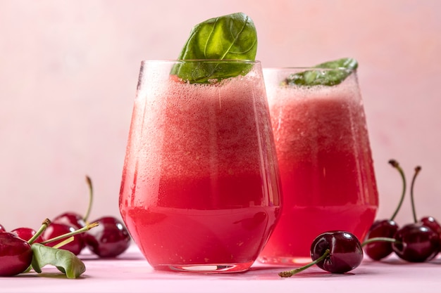 Deliciosa bebida detox con cerezas