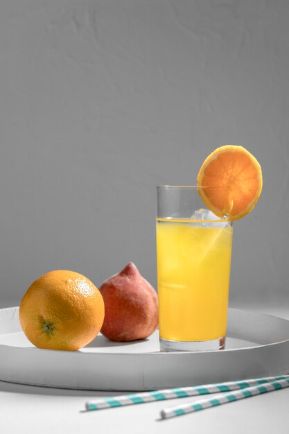 Deliciosa bebida detox con rodaja de naranja
