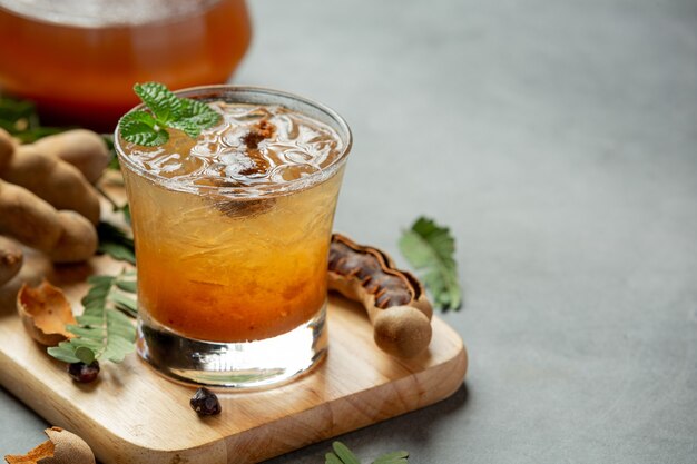 Deliciosa bebida dulce jugo de tamarindo sobre superficie gris