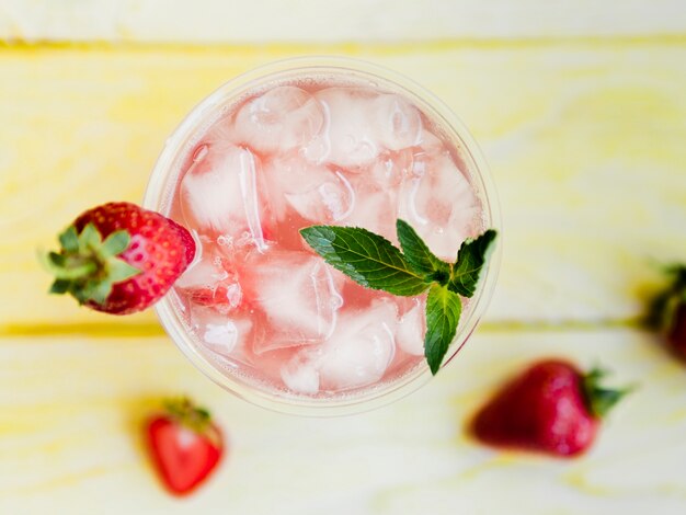 Deliciosa bebida de fresa con menta y hielo.