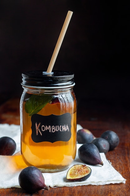 Foto gratuita deliciosa bebida kombucha bodegón