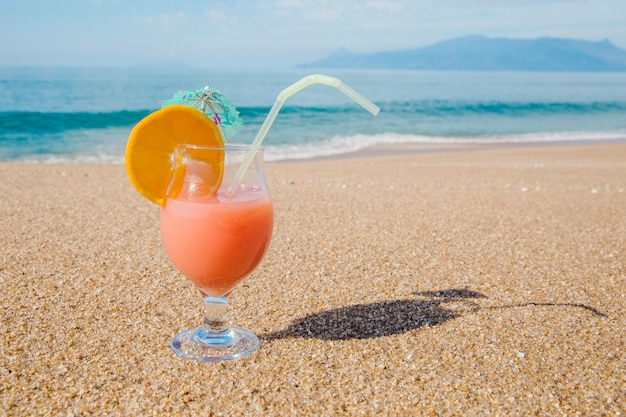 Deliciosa bebida en la playa