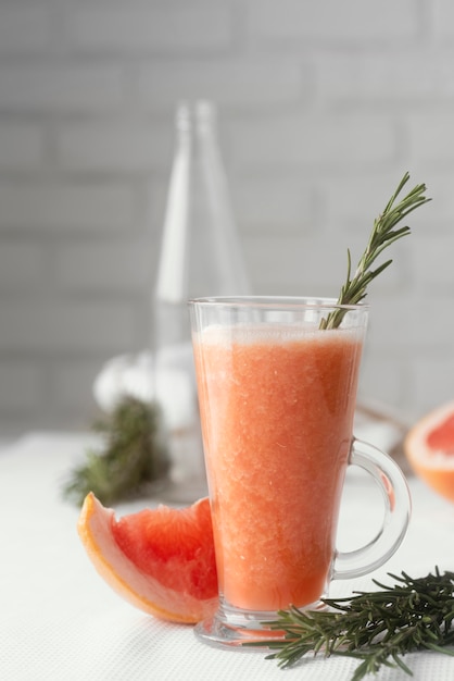 Foto gratuita deliciosa bebida de pomelo en vidrio