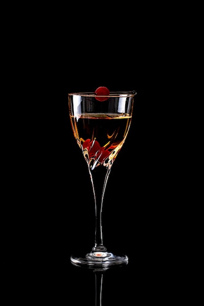 Deliciosa bebida en vaso alto de lujo con cereza