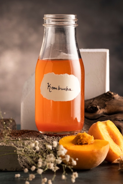 Deliciosa botella de kombucha y arreglo floral