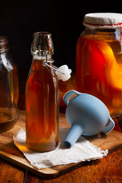 Foto gratuita deliciosa botella de kombucha bodegón