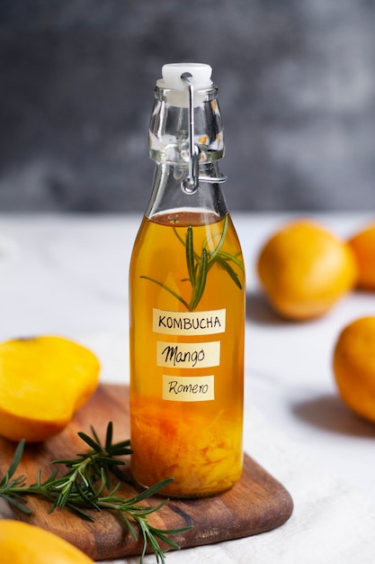 Deliciosa botella de kombucha de mango bodegón