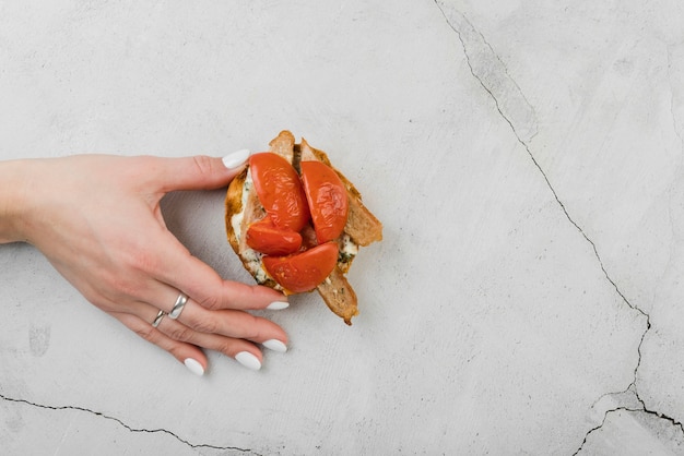 Deliciosa bruschetta en la mesa