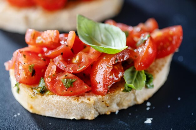 Deliciosa bruschetta con tomate y albahaca