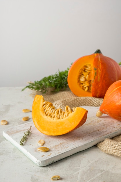 Deliciosa calabaza en tablero de madera