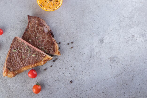 Deliciosa carne cocida colocada sobre un fondo de piedra.