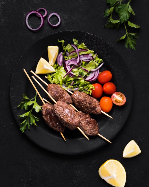 Deliciosa carne de comida rápida árabe en brochetas y verduras