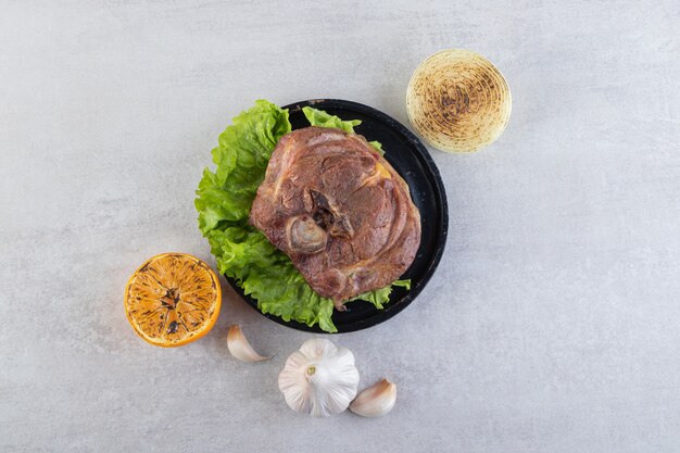 Deliciosa carne con rodajas de limón y granos de pimienta.