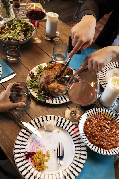 Foto gratuita deliciosa cena de alto ángulo en la mesa