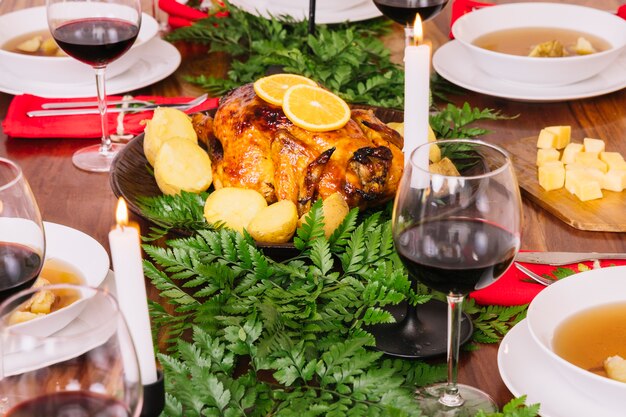 Deliciosa cena de navidad con pavo