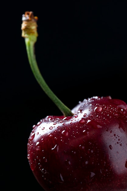 Deliciosa cereza con fondo oscuro