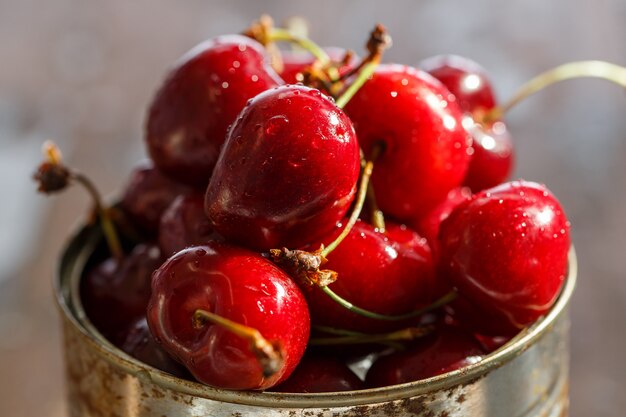 Deliciosa cereza sobre la mesa