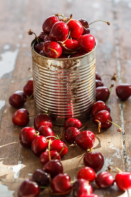 Deliciosa cereza sobre la mesa