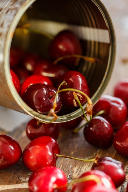 Deliciosa cereza sobre la mesa